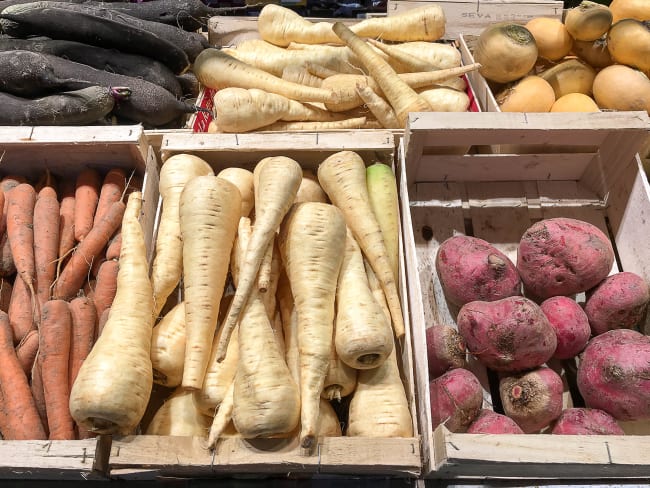 Panais, carottes, navets boule d'or sur un étal