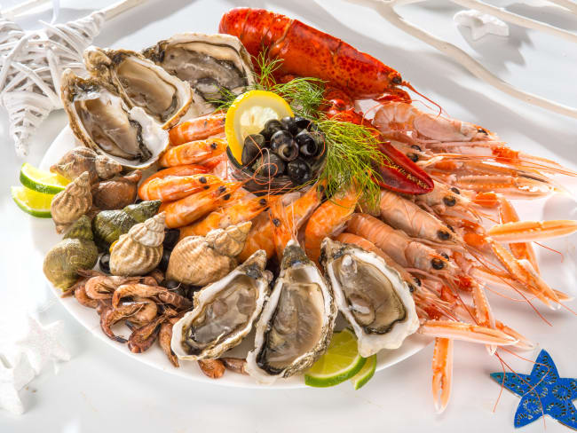 Plateau de fruits de mer bien garni sur nappe blanche