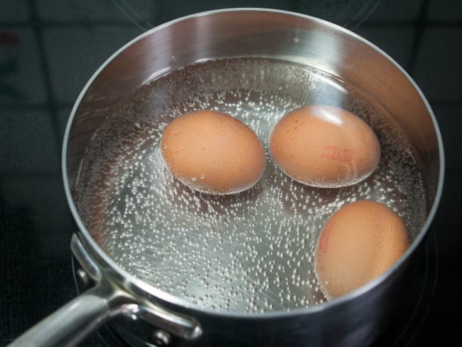 Oeufs dans une casserole d'eau bouillante