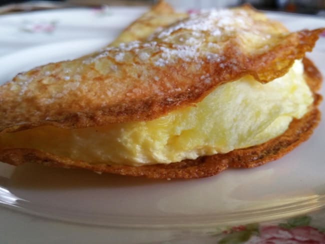 Crêpe garnie de crème pâtissière et de blancs d’oeufs en neige