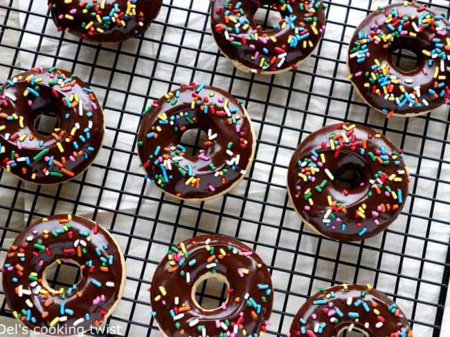 Donuts américains au chocolat et vermicelles colorés