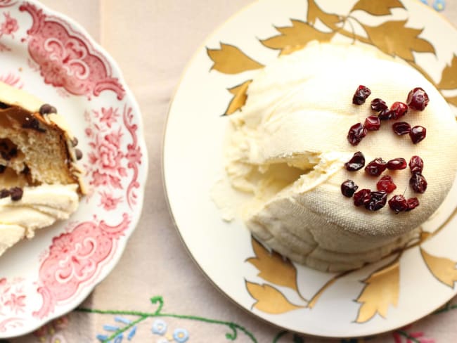 Accompagnement du kulich sur une table de Pâques en russie