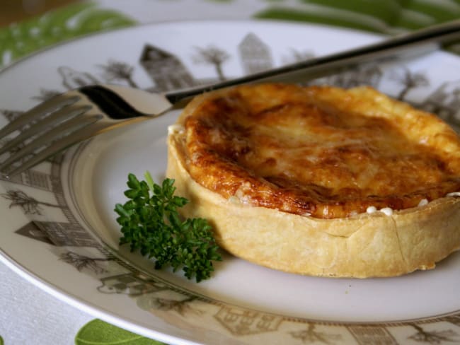 Quiche lorraine individuelle dans une assiette