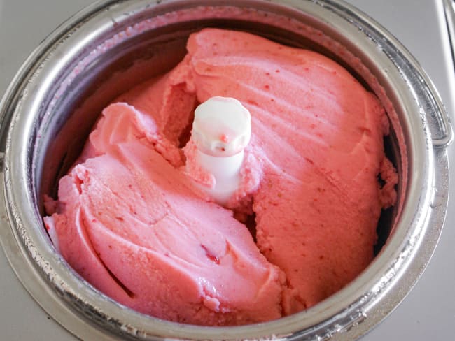 Glace à la fraise dans la sorbetière