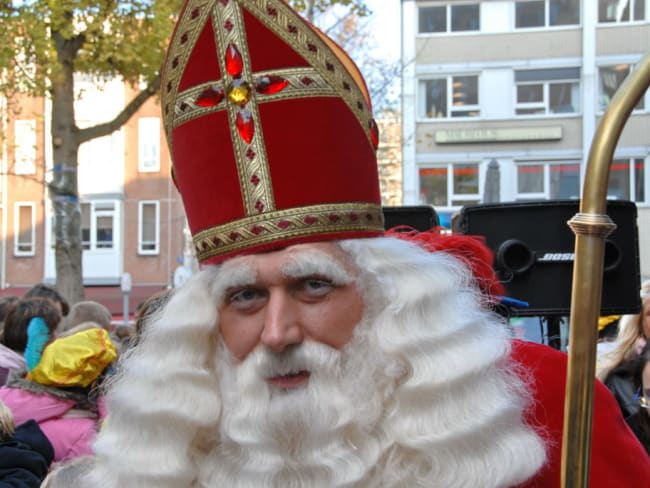 Homme dans un costume de Saint-Nicolas