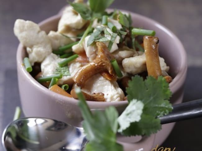 Fricassée de poulet aux girolles et aux herbes