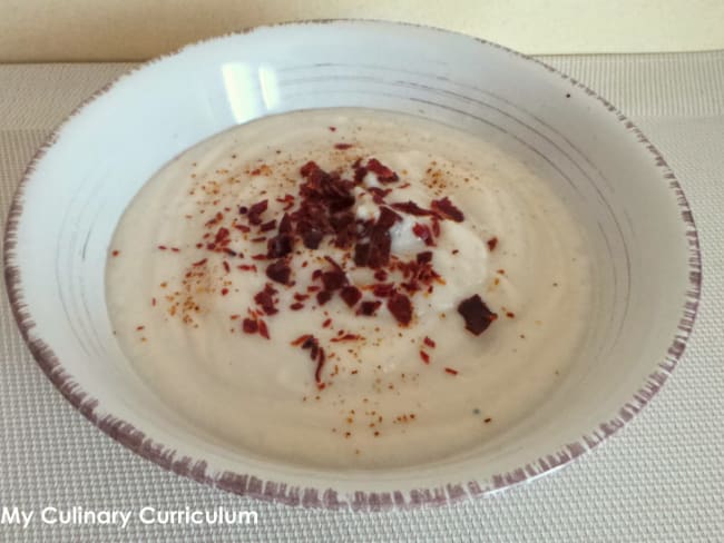 Velouté de chou-fleur au piment d'Espelette et chips de bacon fumé