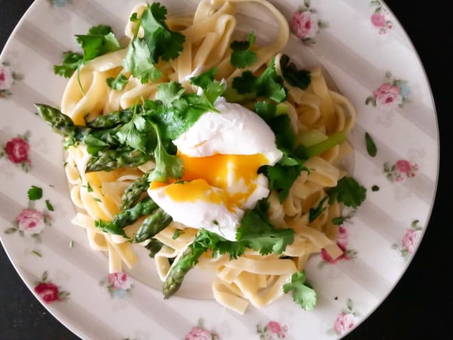 Pâtes aux asperges et oeuf poché sur assiette à fleurs