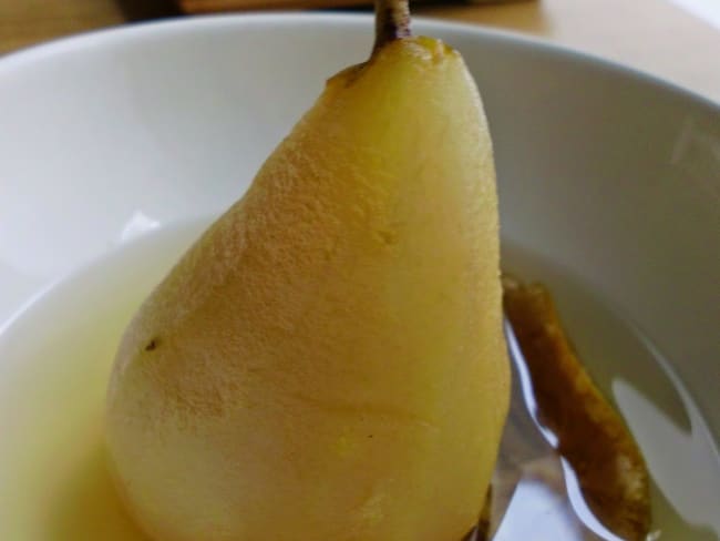 Poire pochée au gingembre