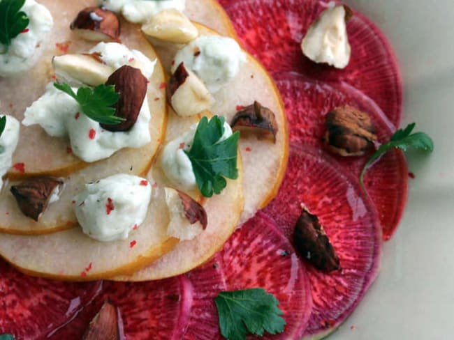 Carpaccio de betterave Chioggia, poires et crème de roquefort