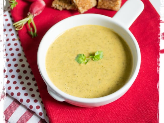 Soupe aux fanes de radis, patate douce, chorizo et lait de coco