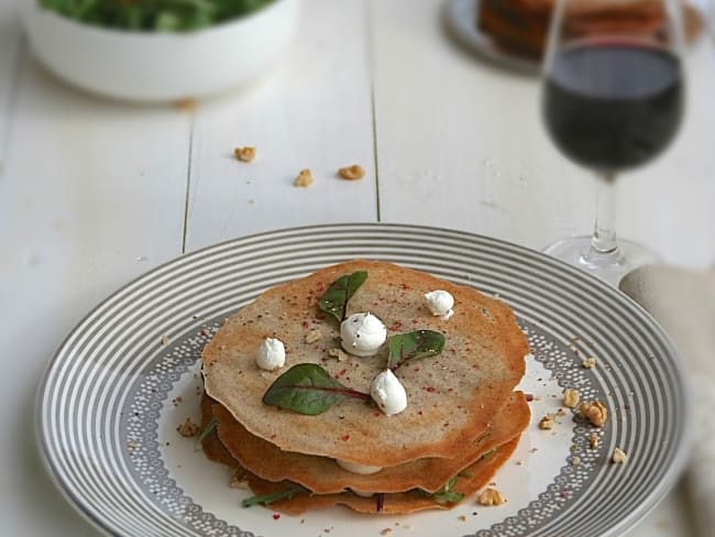 Feuillantines au sarrasin, chèvre et salade aux noix