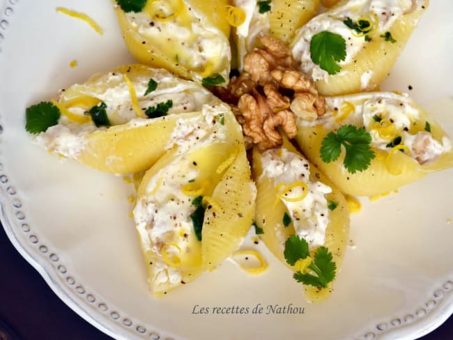 Conchiglioni farcis au chèvre et noix, sauce au beurre citronné à la coriandre