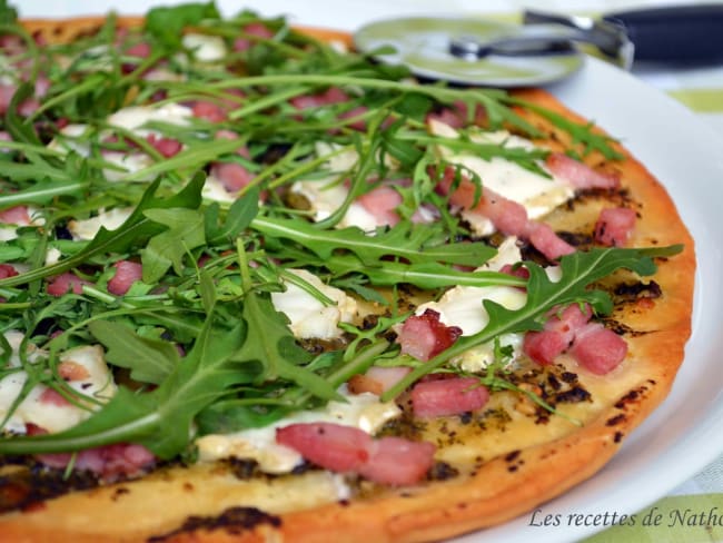 Pizza au pesto, chèvre et lardons