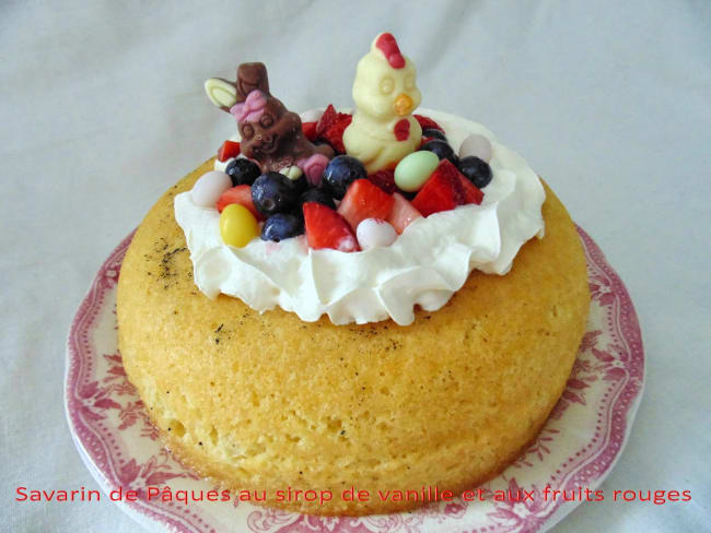 Savarin de Pâques au sirop de vanille et aux fruits rouges