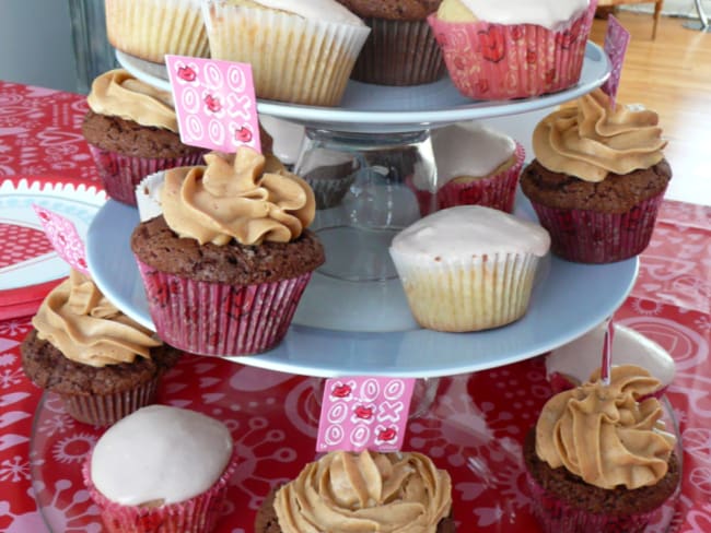 Cupcakes vanille ou chocolat: glaçage framboise chocolat blanc ou beurre d’arachide