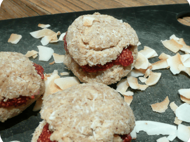 Macarons crus fraise-coco