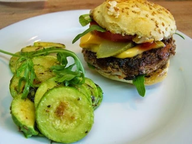 Hamburger buns "maison" aux parfums de Provence et courgettes sautées