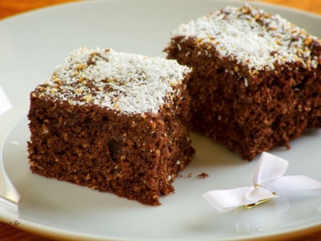 Un brownie cacao et noix de coco