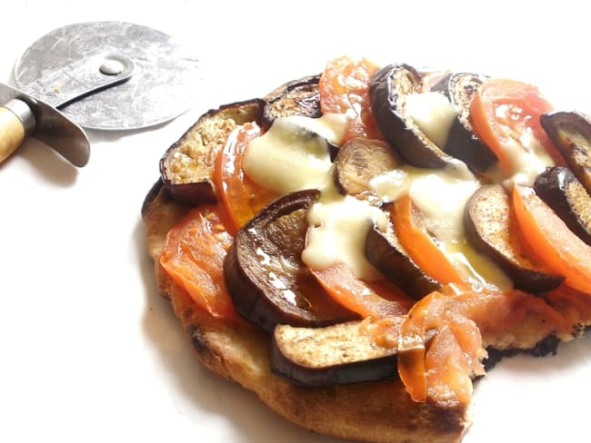 Cheese naans Pizza à l'aubergine tomate et mozzarella