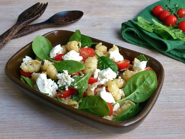 Salade de gnocchi, pousses d'épinard et brousse