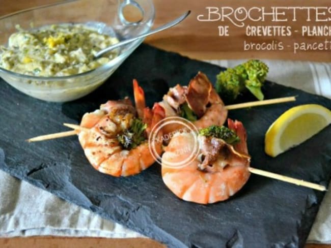 Plancha brochettes de crevettes aux brocolis et pancetta