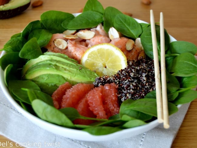 Salade de quinoa au saumon et à l’avocat, vinaigrette au pamplemousse