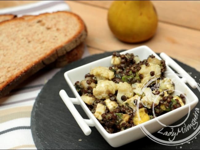 Salade de lentilles beluga, avocat, poire et feta