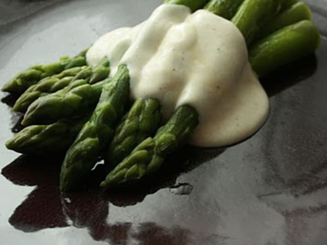 Les asperges sauce blanche