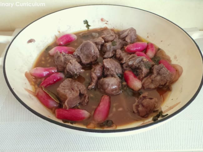 Épaule d'agneau façon tajine à la grenade, coriandre et aux radis