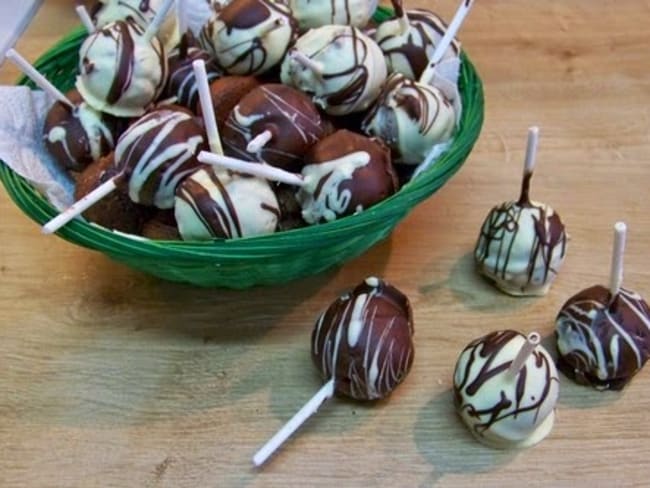 Cake pops en noir et blanc pour Pâques