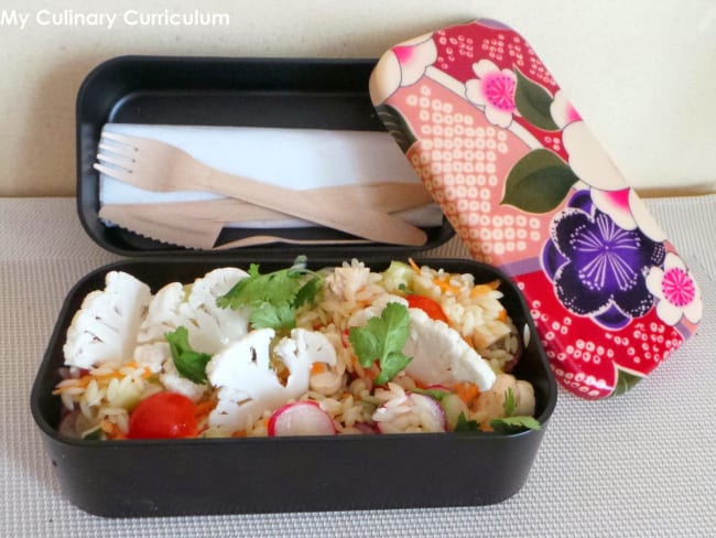 Bento de salade printanière composée de mini pâtes, champignons, radis, concombre, tomates