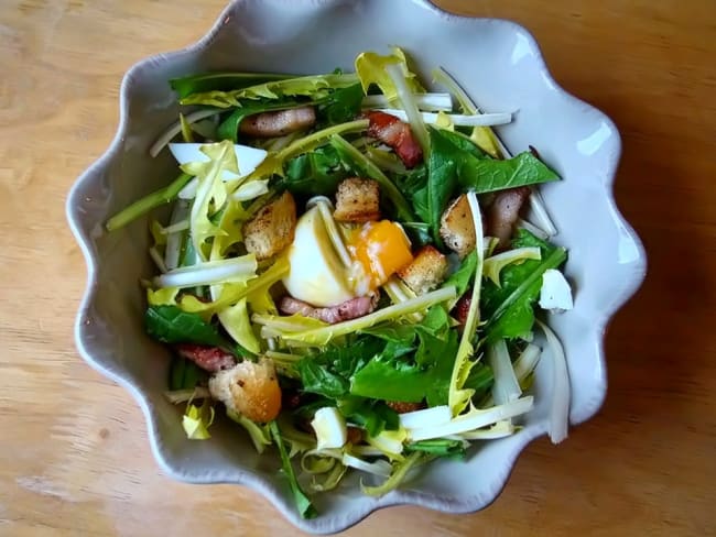 Salade de pissenlits aux lardons et oeufs mollets, ciboulette et vinaigre à l'échalote