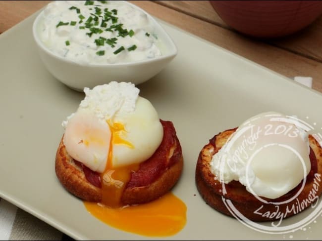 Tartines aux oeufs pochés et crème aux herbes