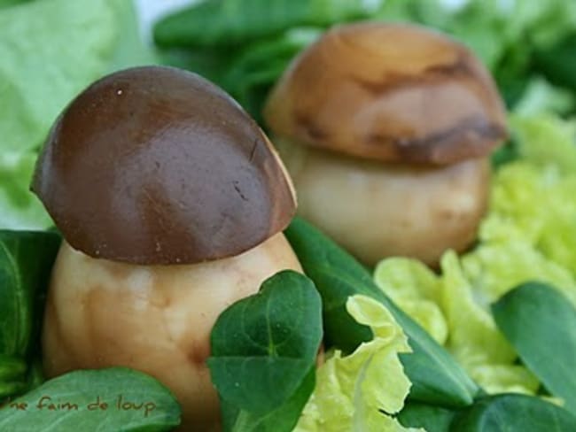 Oeufs de Pâques ou champignons sur salade de Pâques