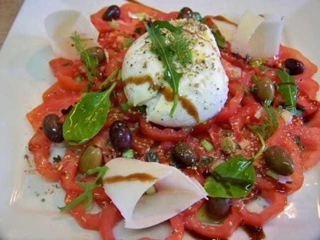 Carpaccio de tomates et mozzarella buffala, thym et origan, pétales de Grana Padano