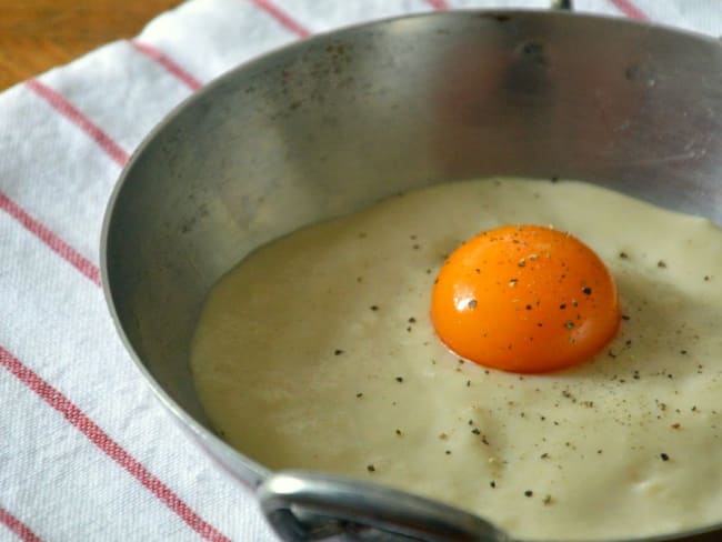 Faux oeuf au plat ou jaune d'oeuf à la sauce soja et crème de cancoillotte