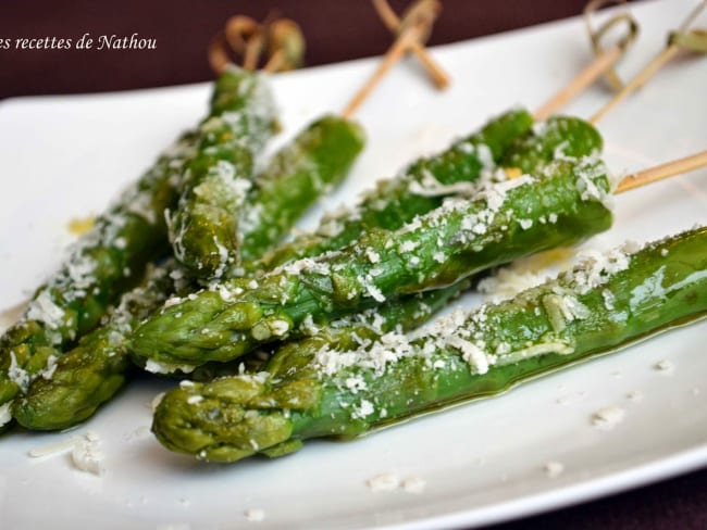 Asperges vertes grillées, huile d'olive au citron et parmesan