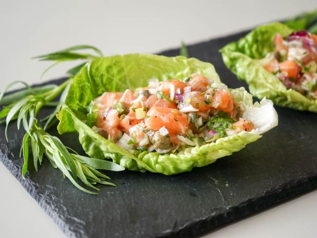 Tartare de saumon à l'estragon sur feuille de sucrine