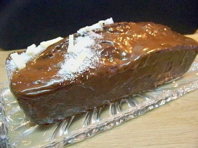 Cake à la banane et aux graines de pavot, glaçage chocolat Dulcey