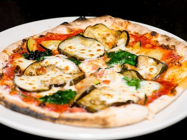 Pizza parmigiana, tomates, aubergines, mozzarella, parmesan