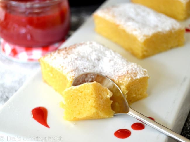 Gâteau au chocolat blanc et coulis de framboise