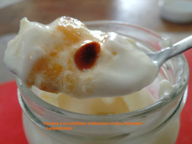 Yaourt à la confiture d'Abricots et aux Amandes