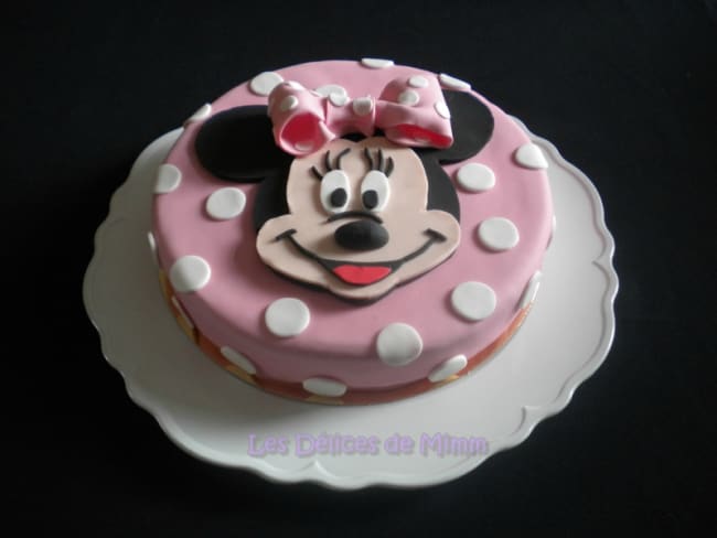 Gâteau Minnie Mouse en pâte à sucre