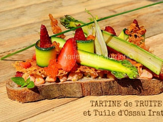 Tartine de ceviche truite, tuile d'Ossau-Iraty, fraises et légumes crus