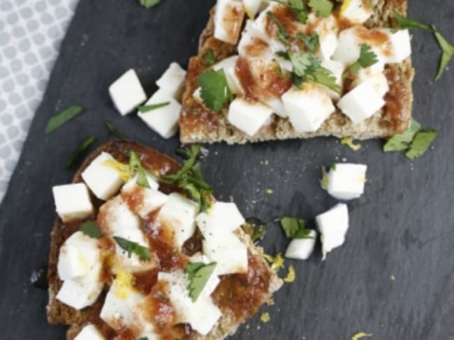 Bruschette à la mozzarella et vinaigrette aux fruits rouges