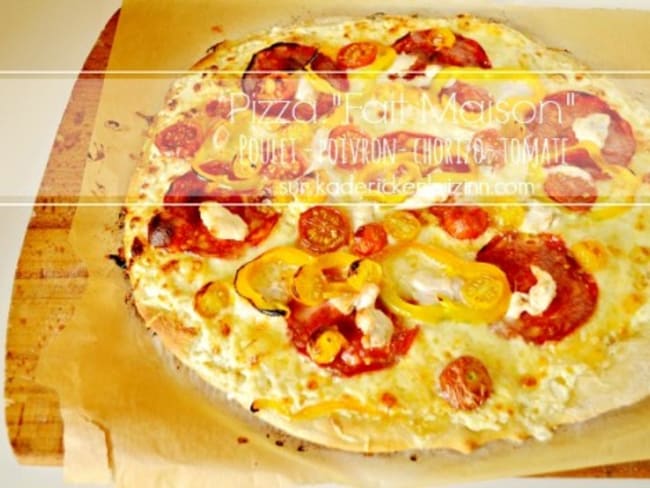 Pizza fine au poulet tomate chorizo et poivron