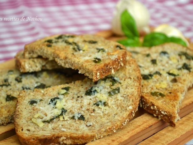 Pain grillé à l'ail, au basilic et parmesan