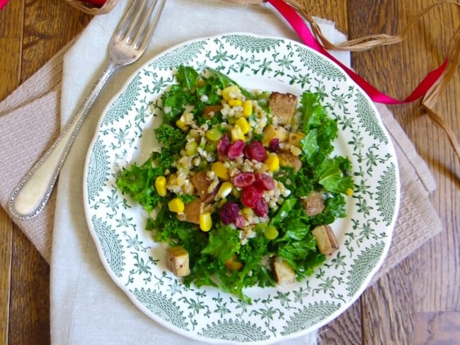 Salade de chou kale, tofu fumé, pois cassés et sarrasin