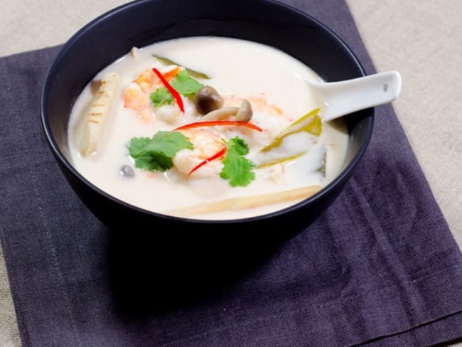 Tom Kha Kai aux crevettes, une recette traditionnelle de la cuisine thaï